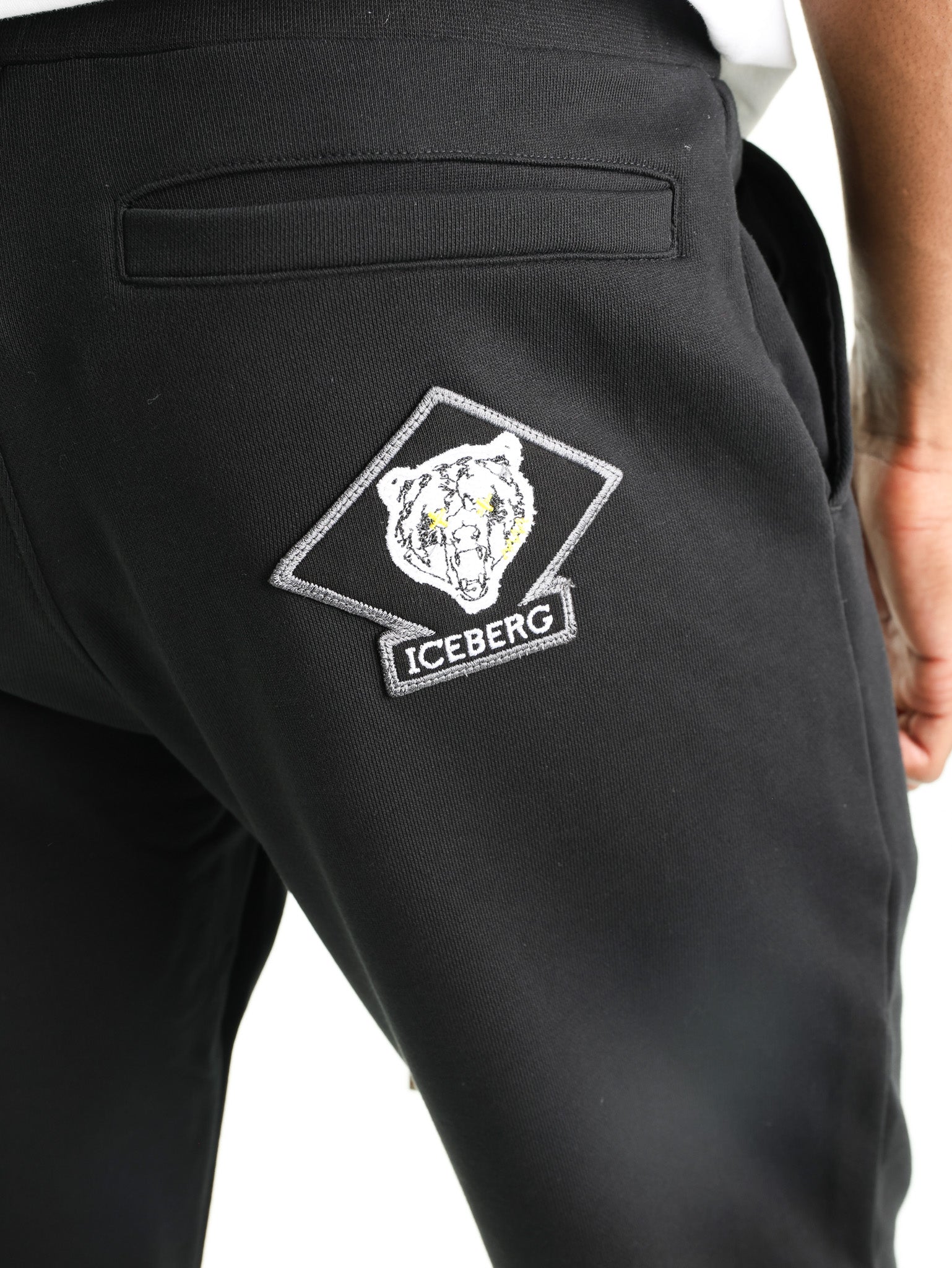 Icebergjogger Fleece Embro Bear Patch Black